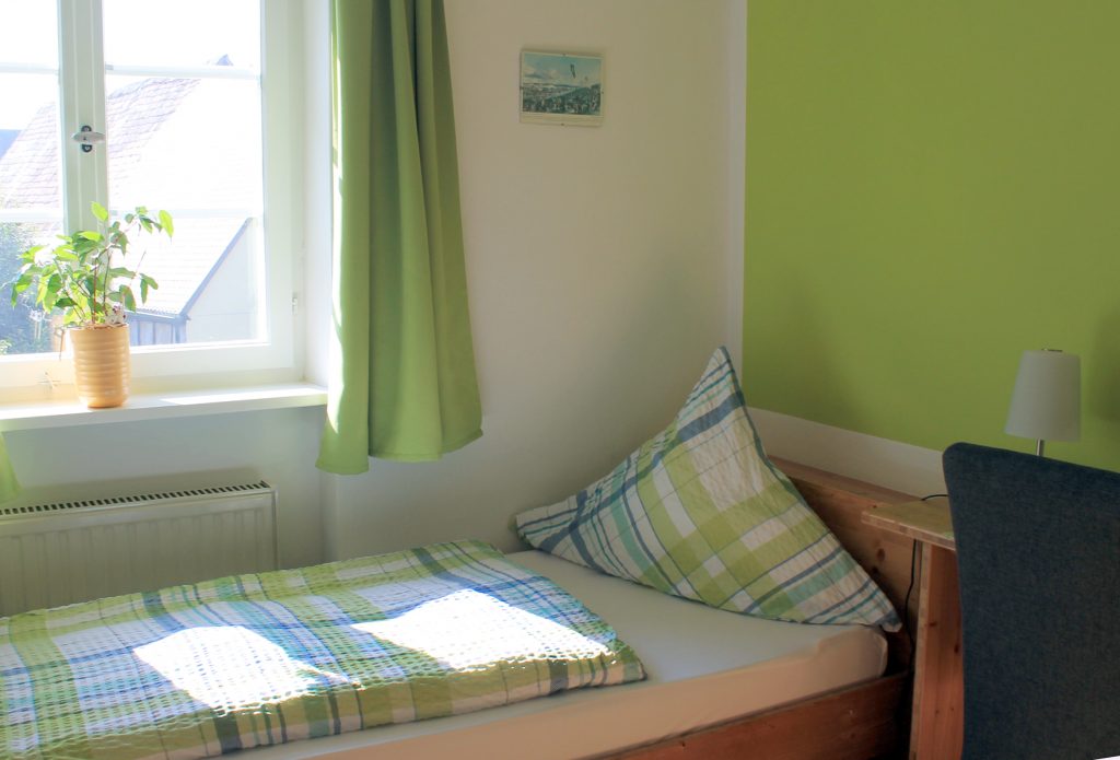 Einzelbett im Zimmer