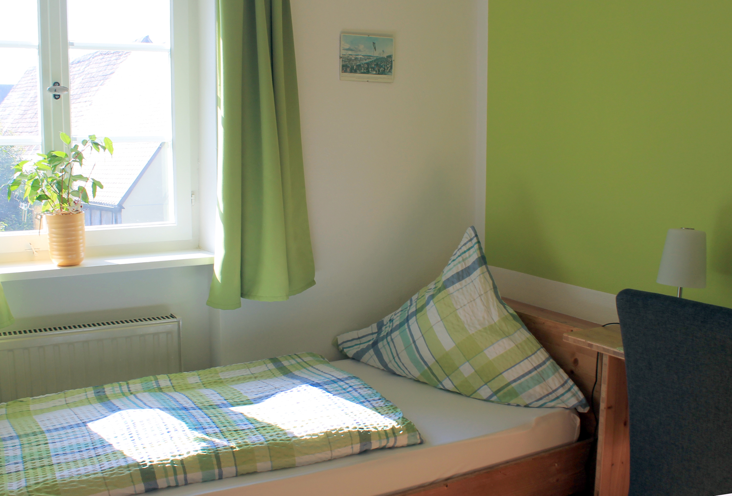 Einzelbett im Zimmer