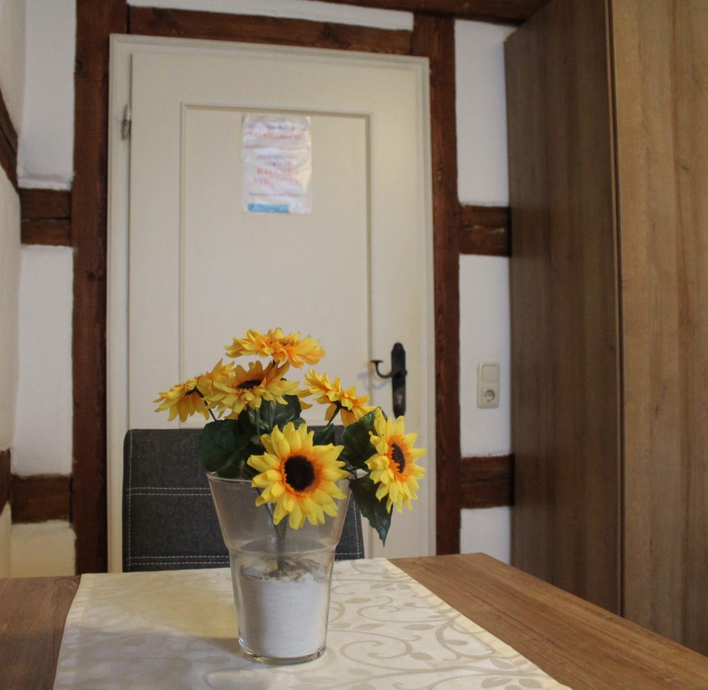 Tisch Blumen Detail im Doppelzimmer