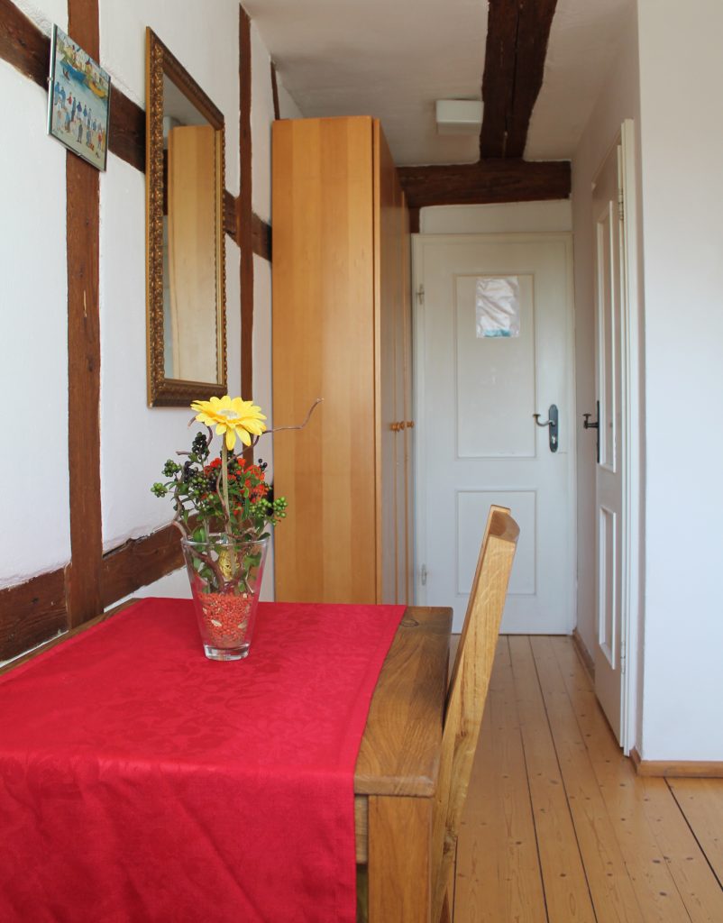 Schreibtisch und Schrank im Einzelzimmer