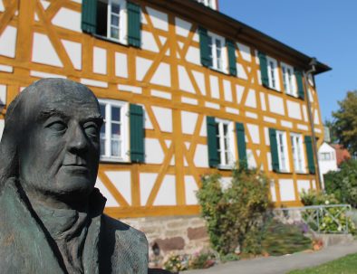 Pension Pastoriushaus Front Statue