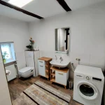 Kleine, gemütliche Küche mit Tisch.