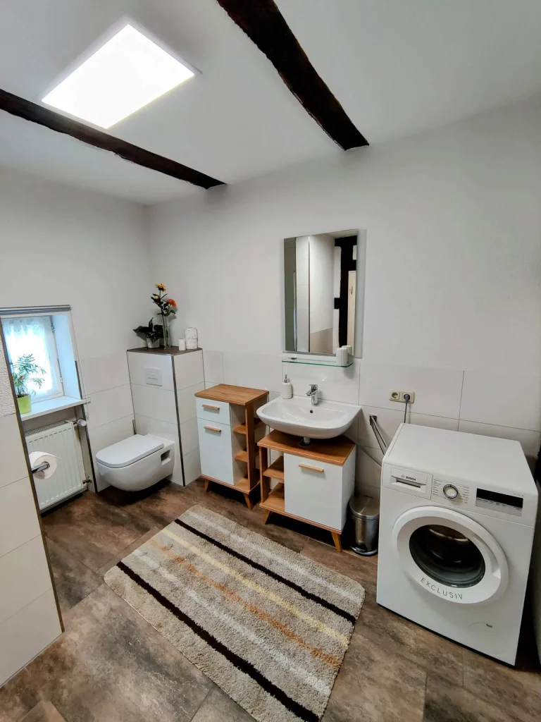 Kleine, gemütliche Küche mit Tisch.