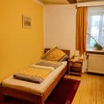 Gemütliches Schlafzimmer mit Holzdekor