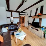 Helles, modernes Badezimmer mit Fenster.