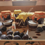Hausgemachte Marmelade und Pflaumen.