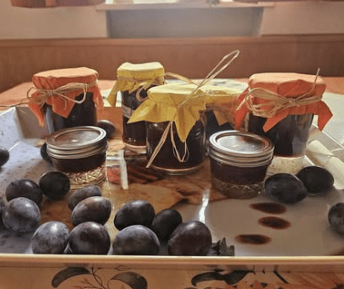 Hausgemachte Marmelade und Pflaumen.