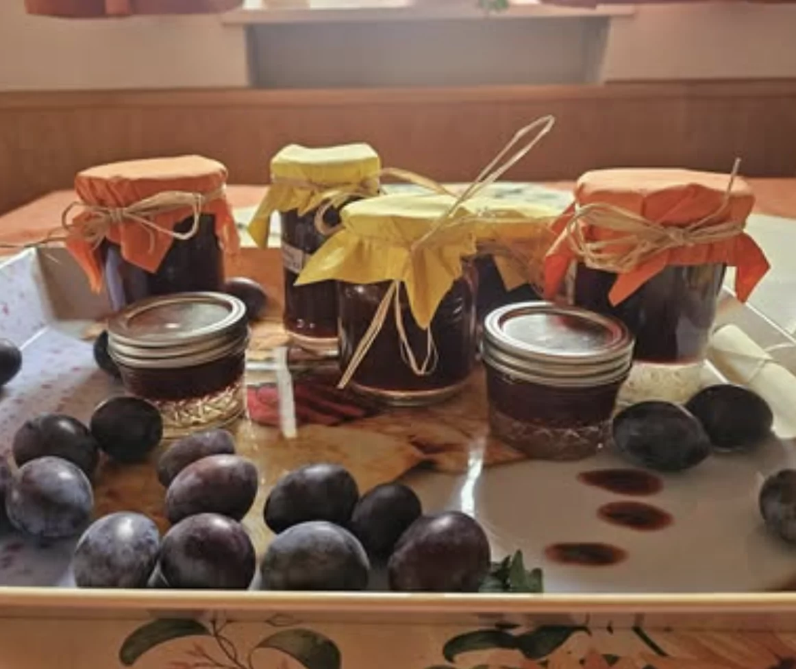 Hausgemachte Marmelade und Pflaumen.