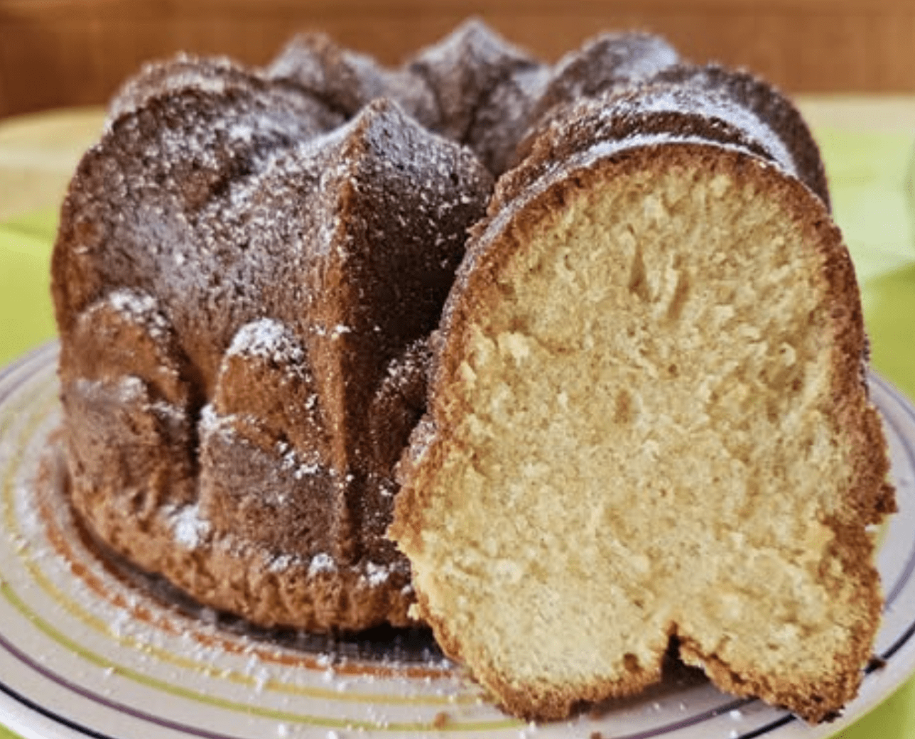 Ein schöner, geschnittener Gugelhupf.