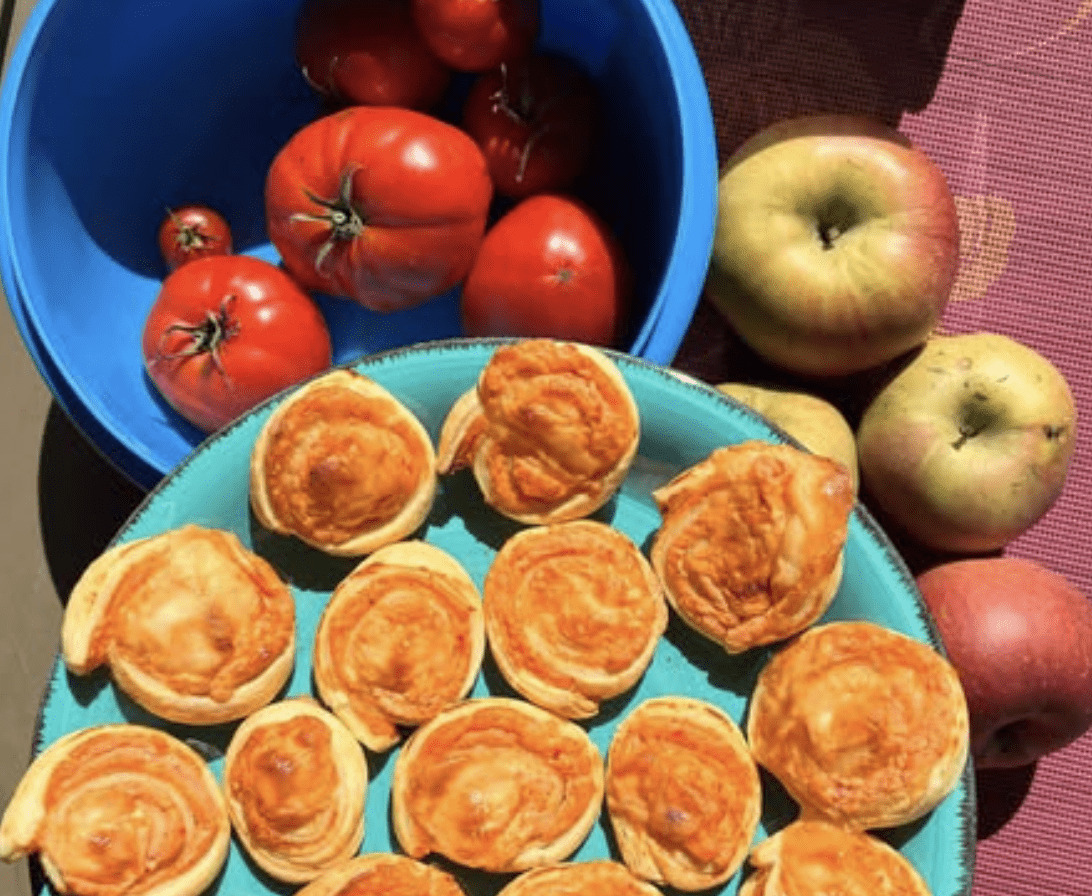 Tomaten, Äpfel und Gebäck auf Tisch