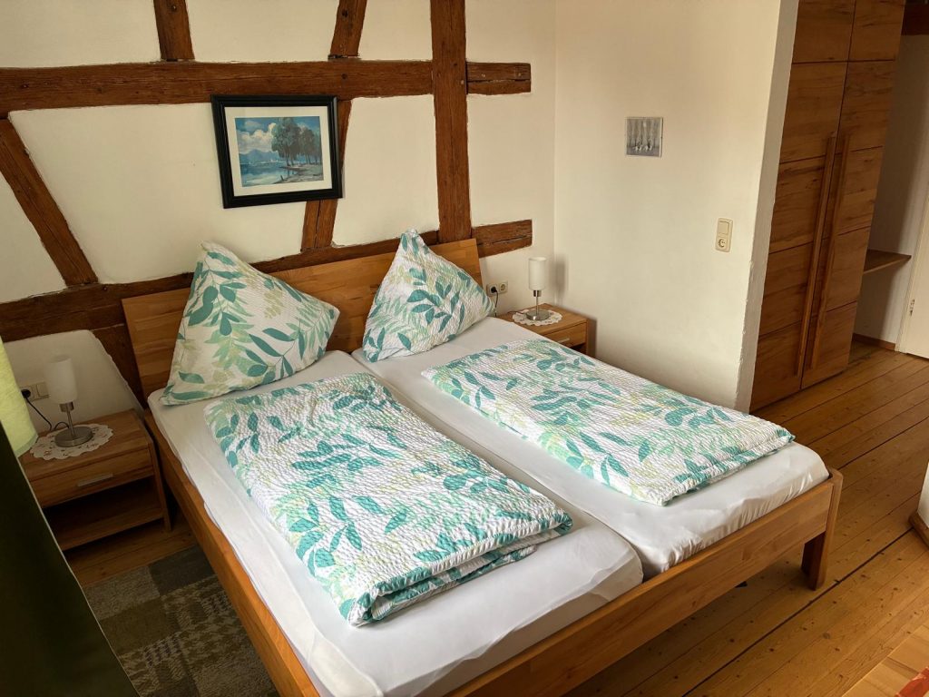 Helles Schlafzimmer mit Holzdetails.