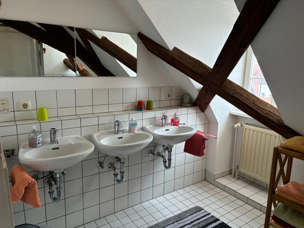 Helles Badezimmer mit drei Waschbecken