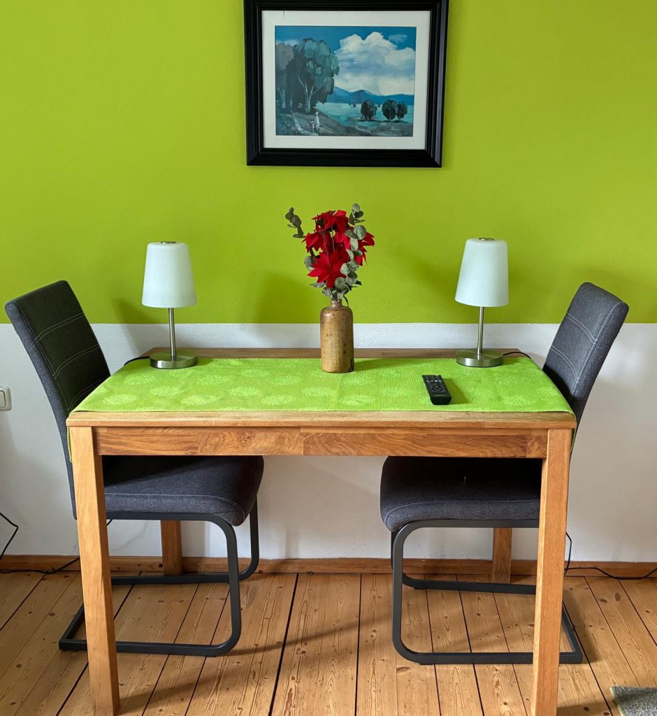 Tisch mit Stühlen und Dekoration