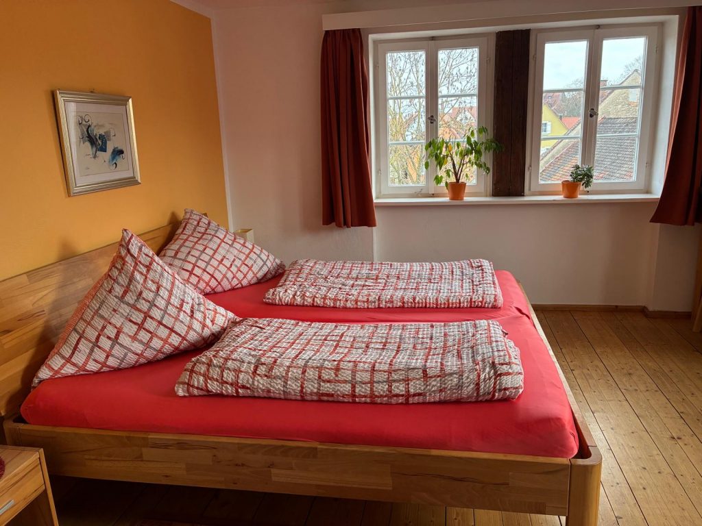 Gemütliches Schlafzimmer mit zwei Betten