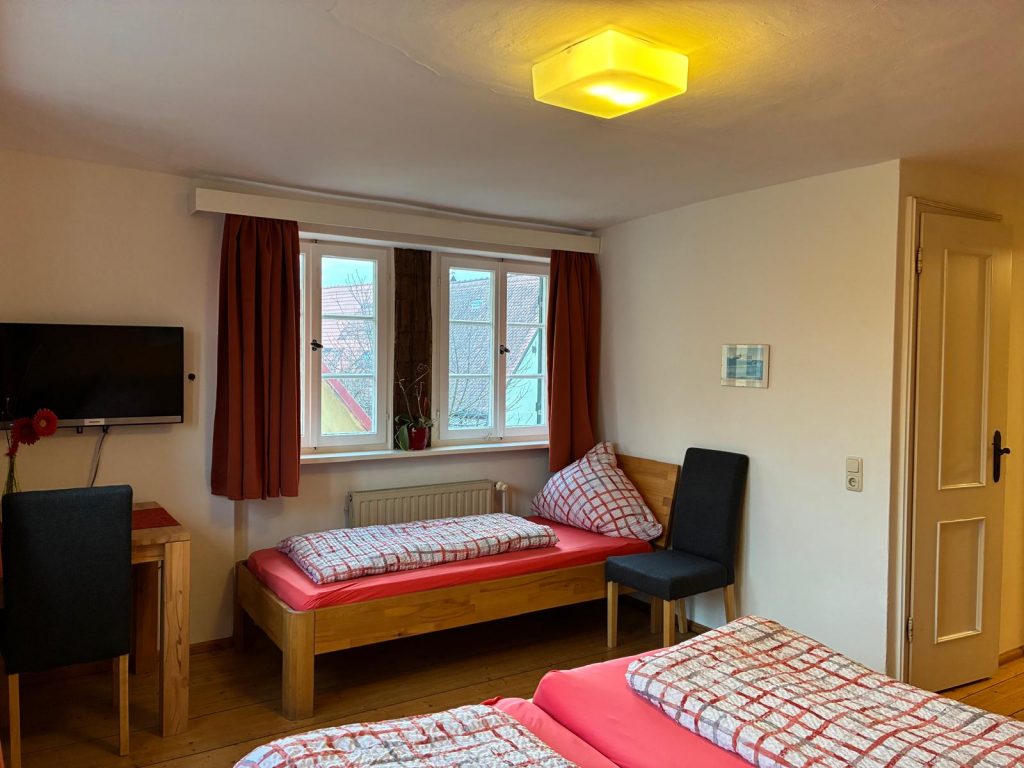 Gemütliches Zimmer mit zwei Betten