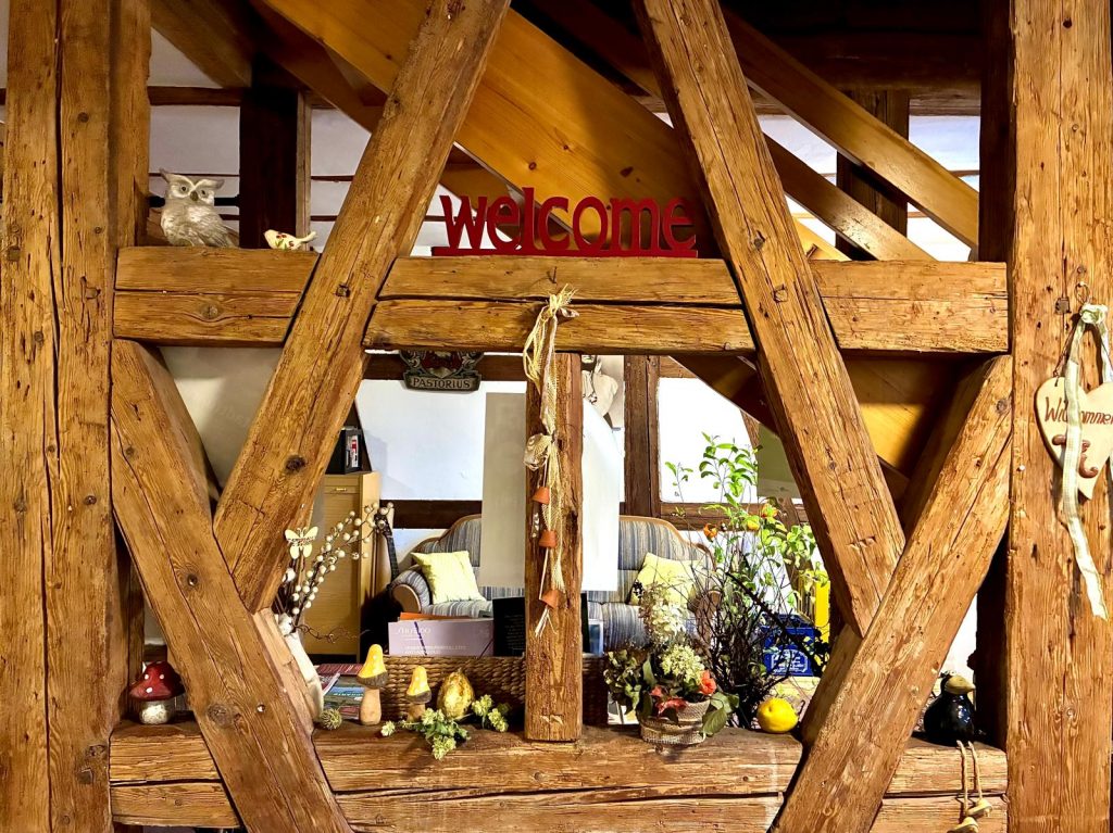 Holzrahmen mit Willkommensschild und Dekoration